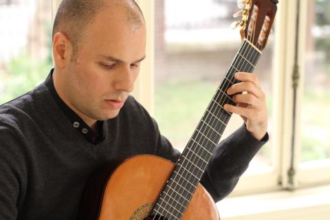 carlos pavan playing guitar